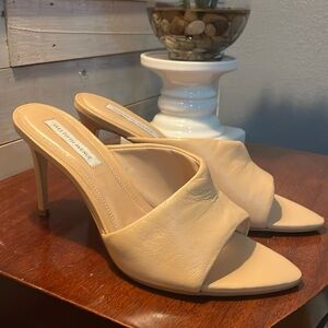 NWT Saks fifth avenue arc pump Crema 9